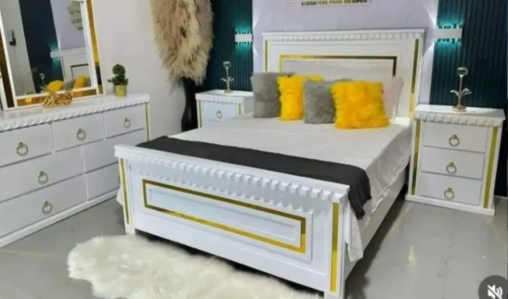 Juego de habitación blanco con dorado