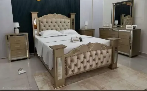 Juego de habitación dorado