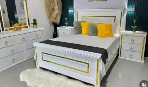 Juego de habitación blanco con dorado